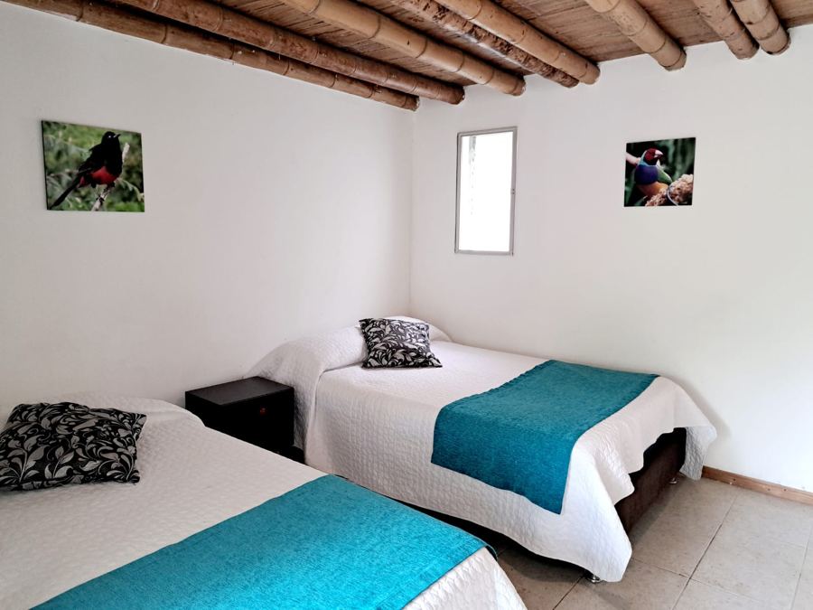 Habitación doble con dos camas y techo en guadua