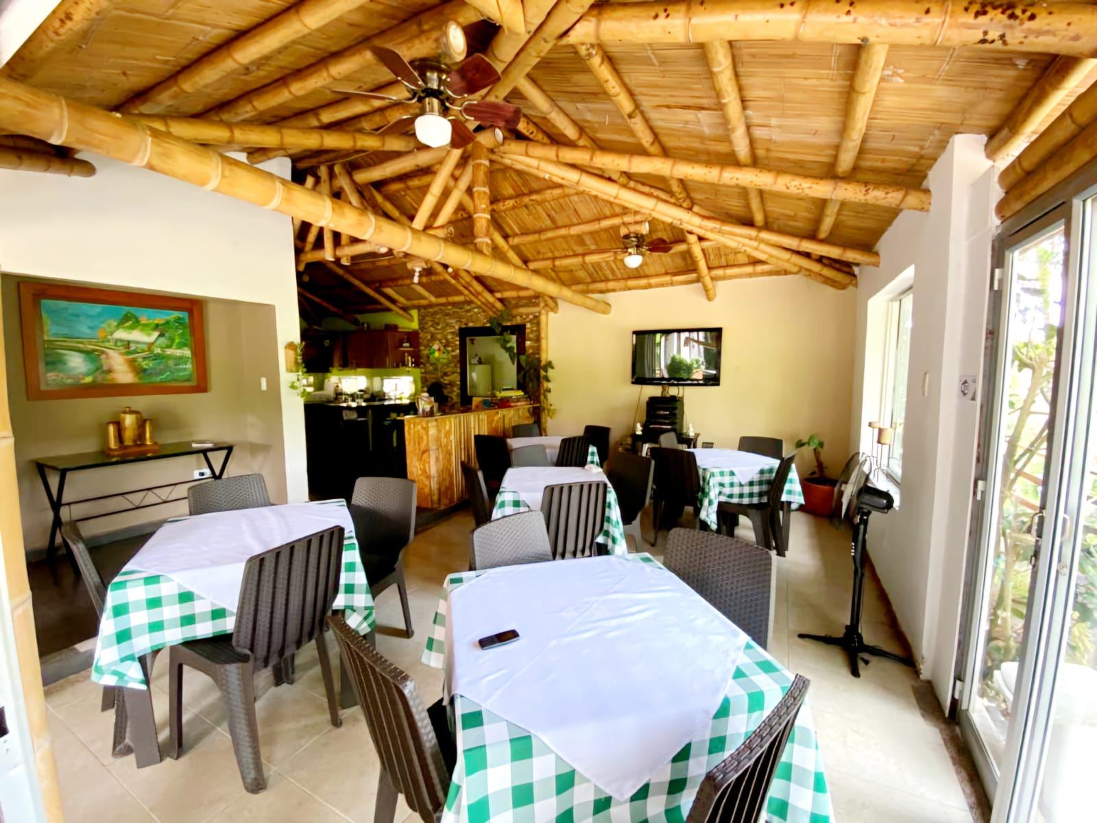 Restaurante con techo en guadua