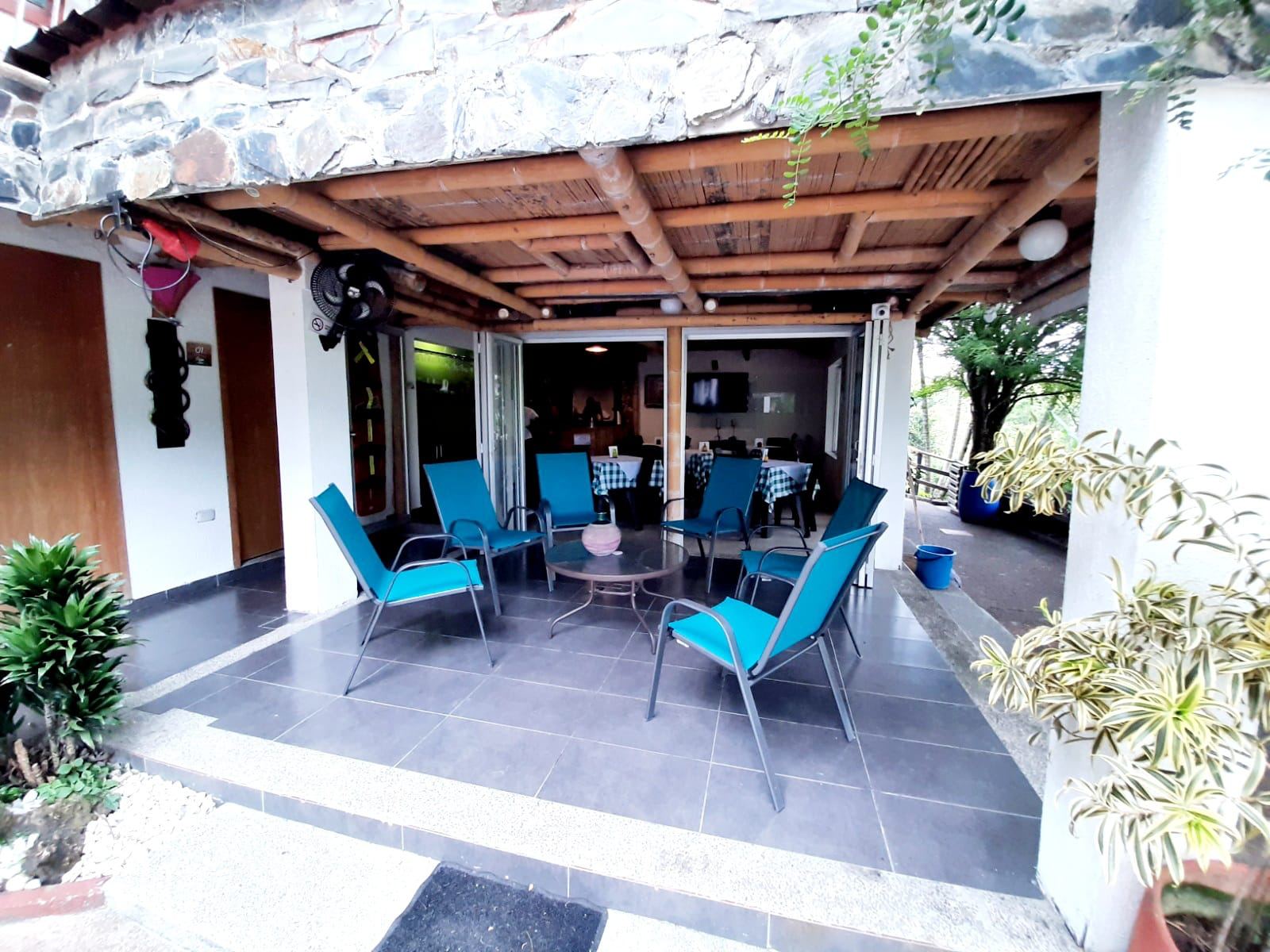 Terraza de acceso a nivel junto al comedor